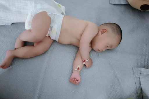 黑河两个月宝宝肚子胀气